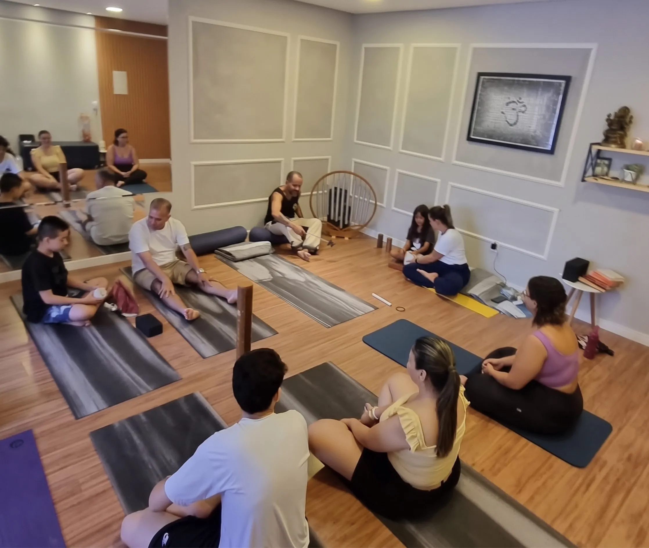 Alunos em roda durante aula em grupo