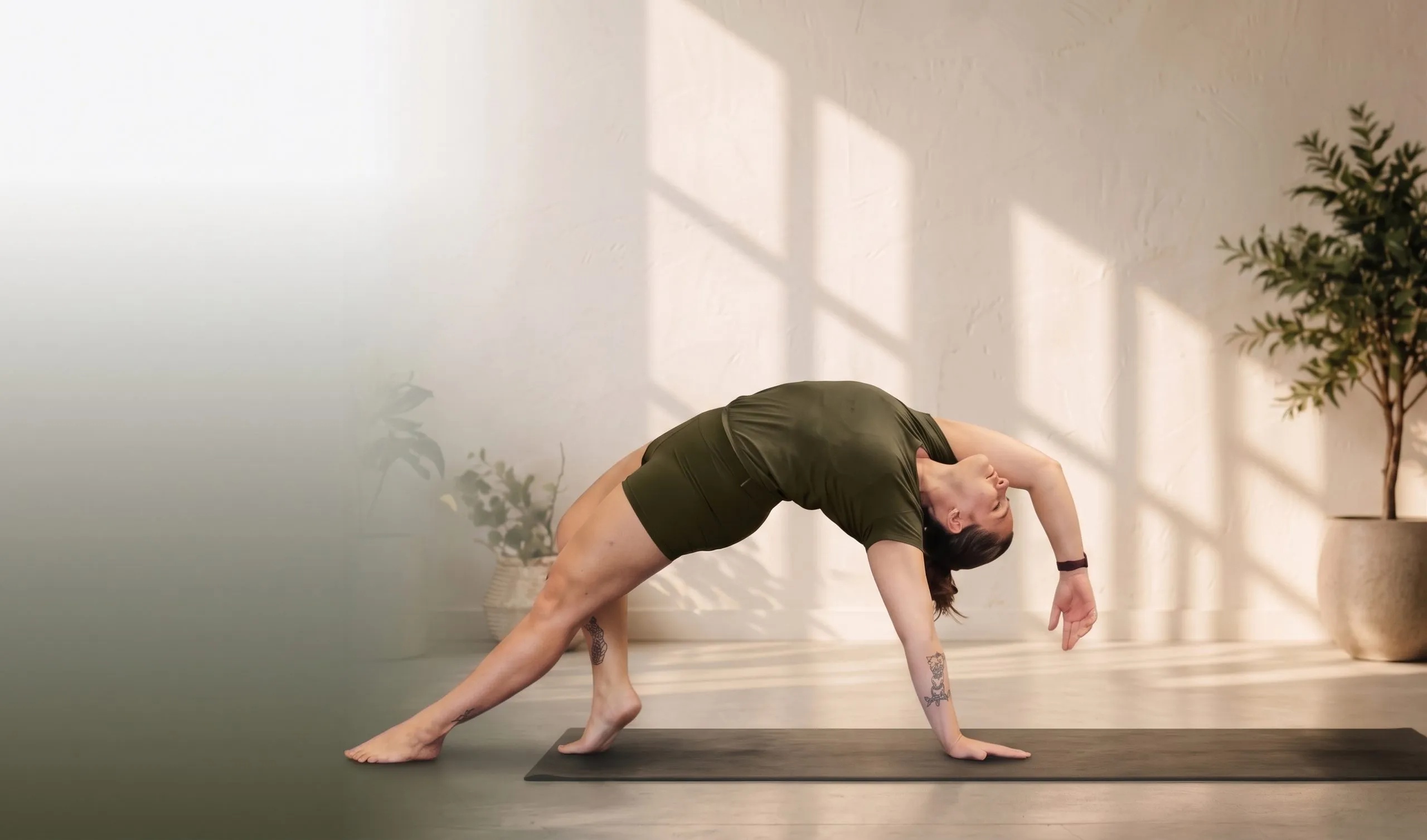 Praticante em postura de Yoga sob a luz da janela