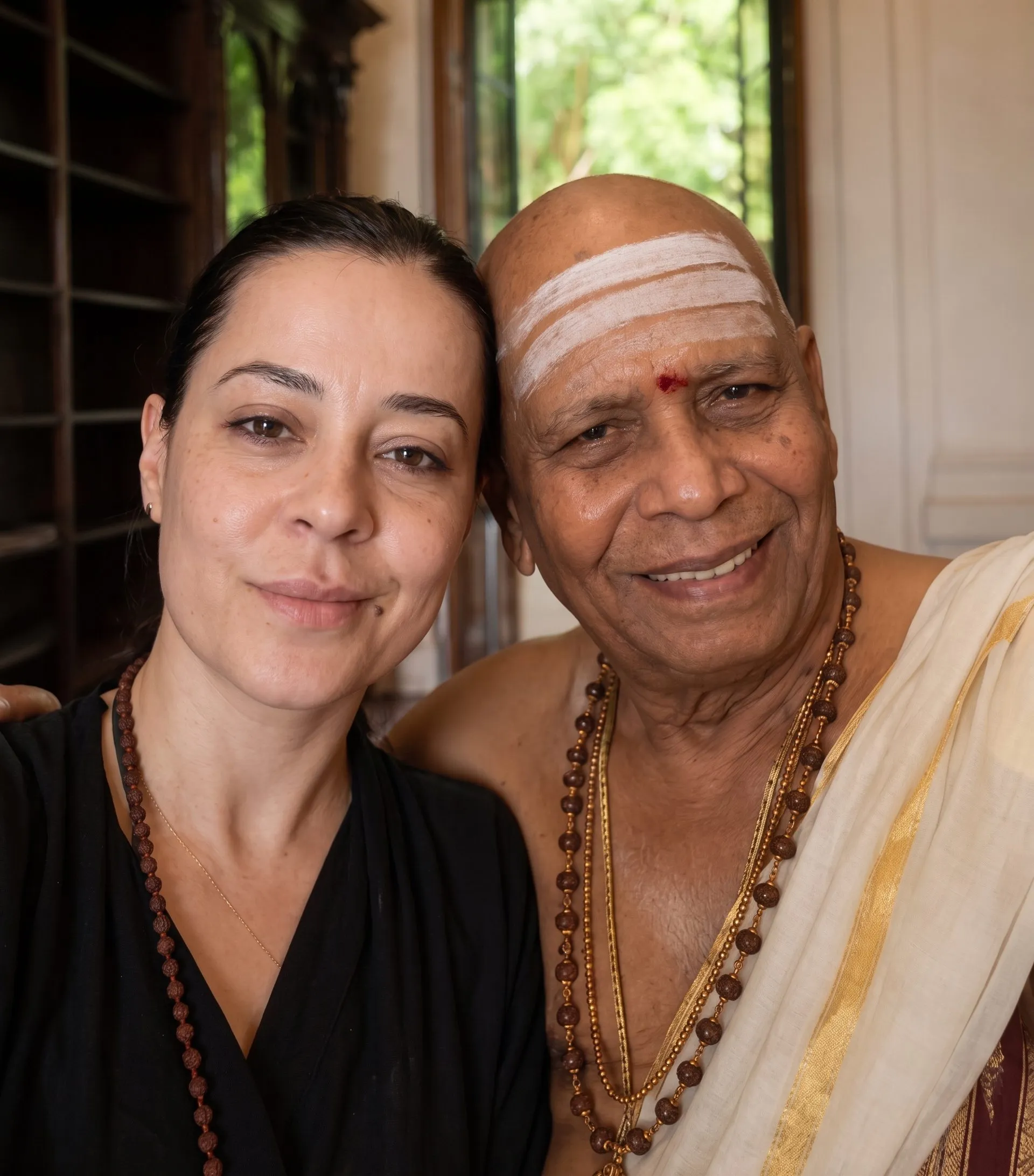 Sabrina Sadhana ao lado de seu mestre de Ayurveda