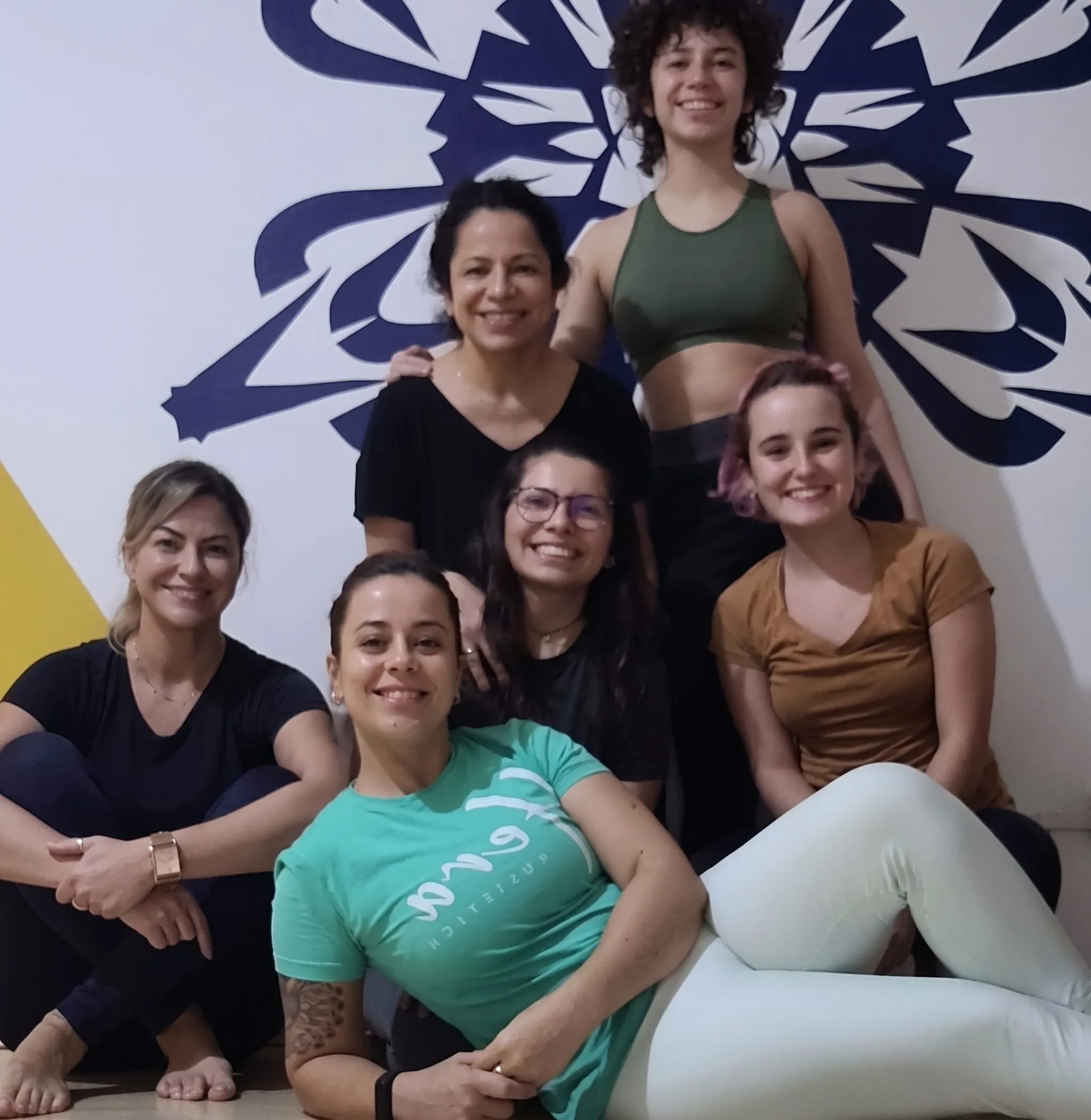 Turma de alunas reunida no estúdio